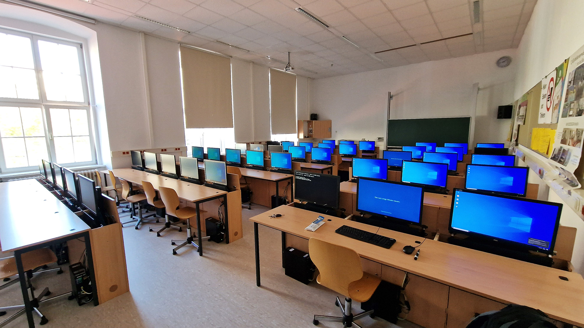 Versenkbare Bildschirme für das Wiedener Gymnasium (30 Plätze) und das Bundesrealgymnasium (66 Plätze)